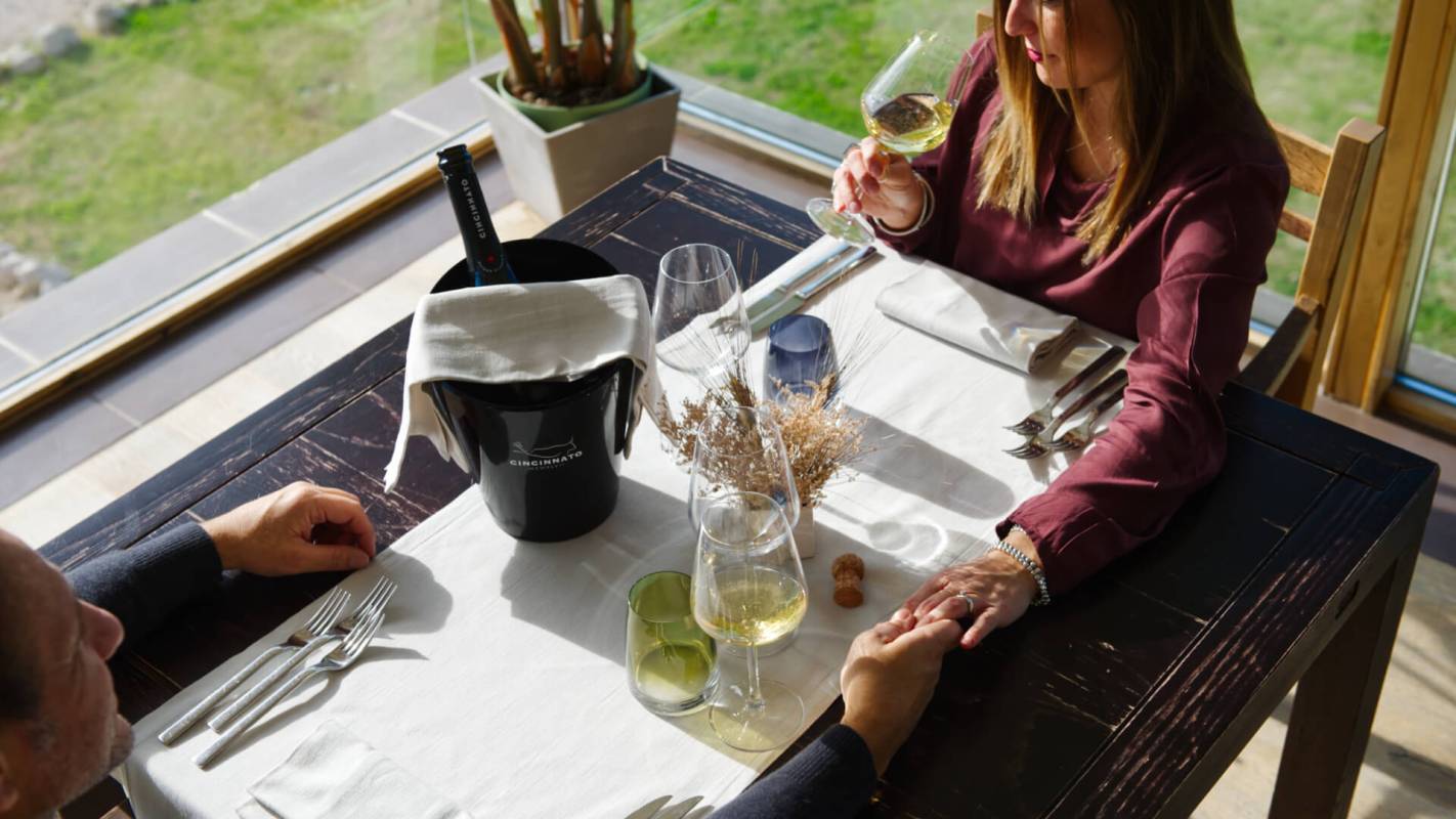 Regala l'incanto di un pranzo o una cena per due nel Cincinnato Wine Resort